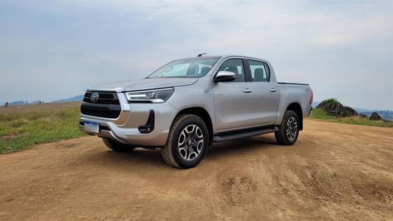 TOYOTA HILUX 2.8 D-4D TURBO DIESEL CD SR 4X4 AUTOMÁTICO